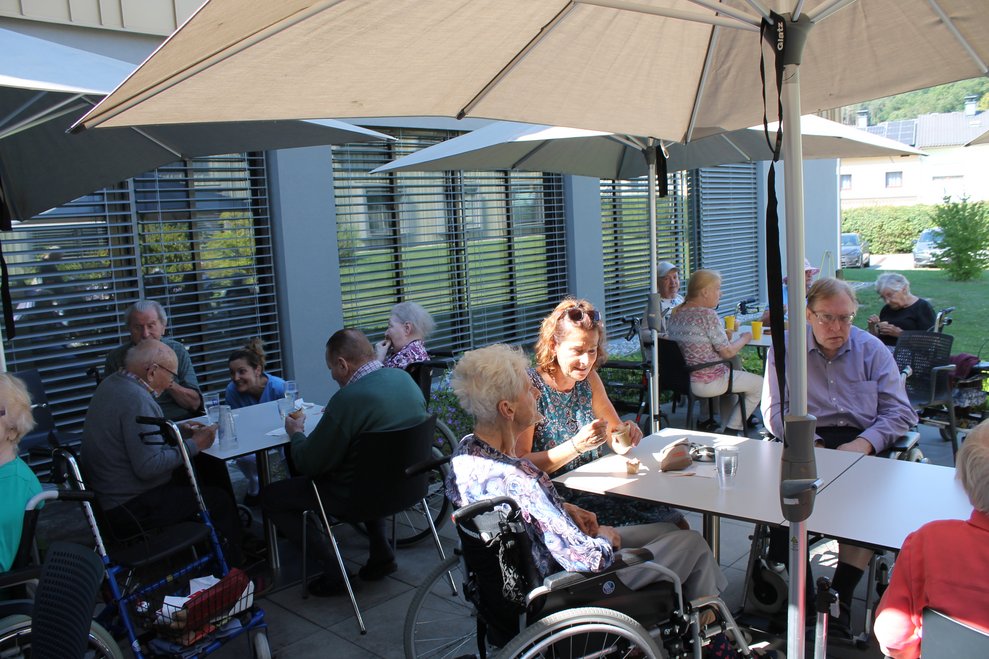 Eis essen im Cafeteria Garten 2025