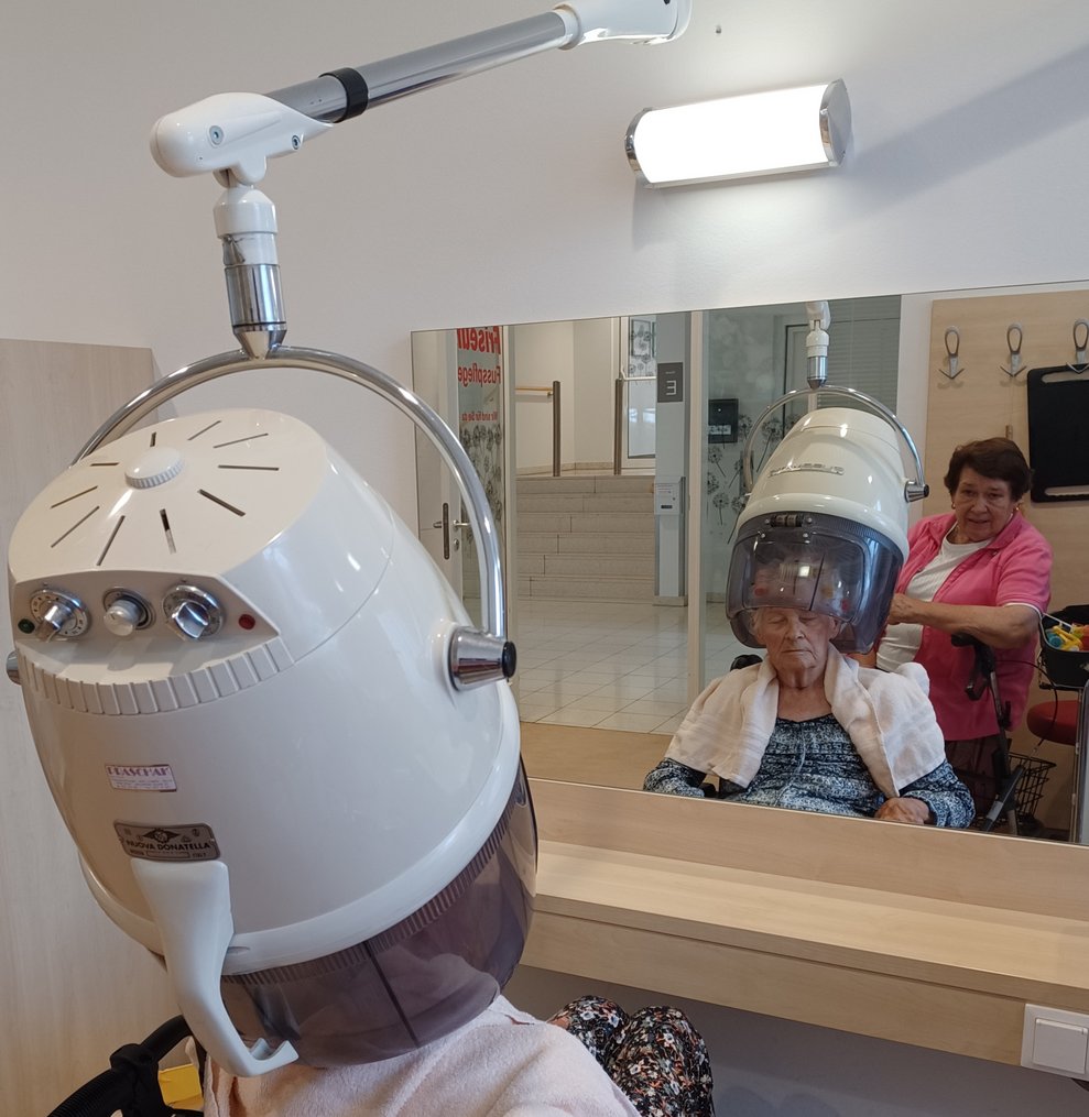 Frau bei Frisörin