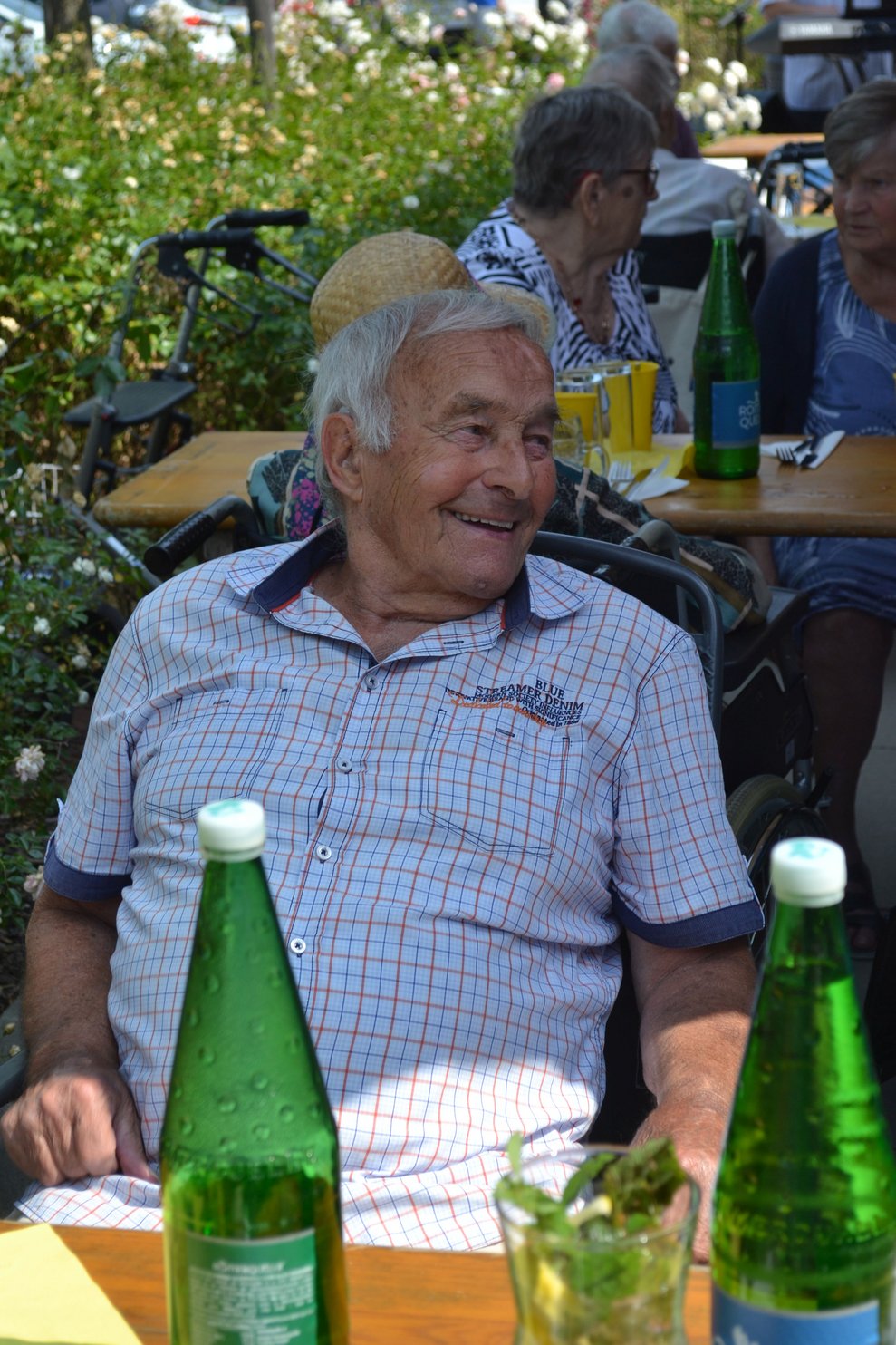 Mann sitzt lachend am Tisch