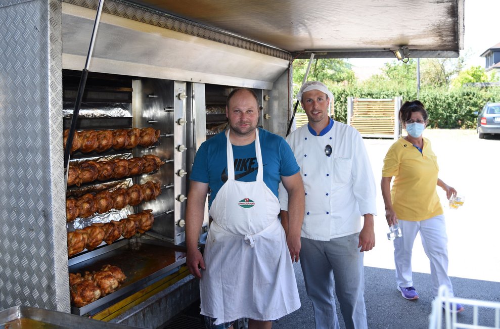 Zwei Mitarbeiter beim Grill.