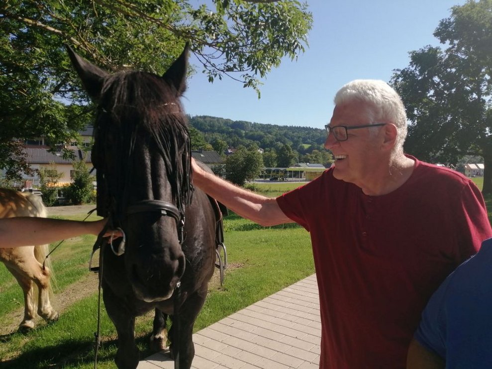 Ein Bewohner und ein Pferd.