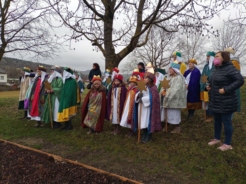 Sternsinger stehen im Garten