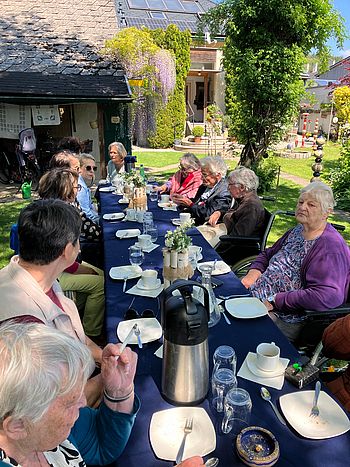 Keramik im Garten Ausflug 2025