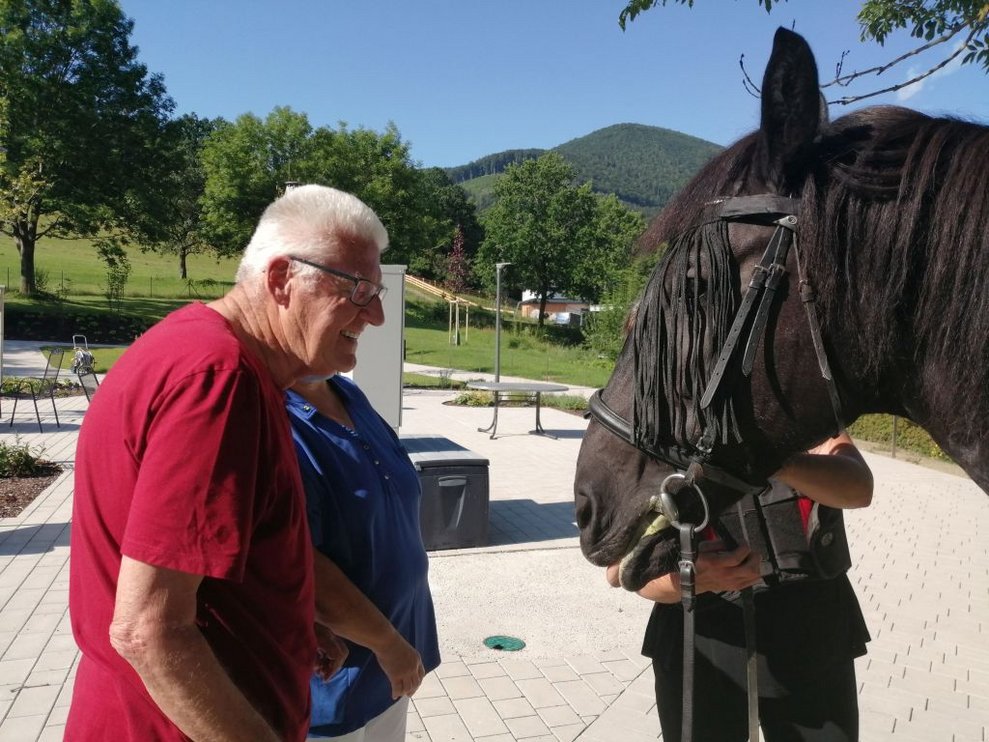 Ein Bewohner und ein Pferd.