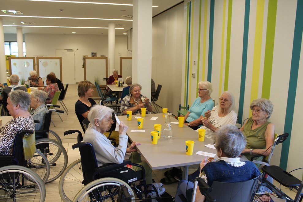 Eis essen im Cafeteria Garten 2025