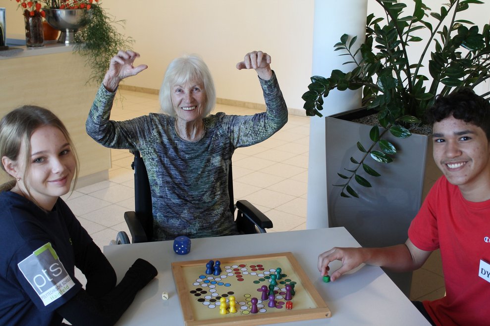 3 Menschen beim Spielen
