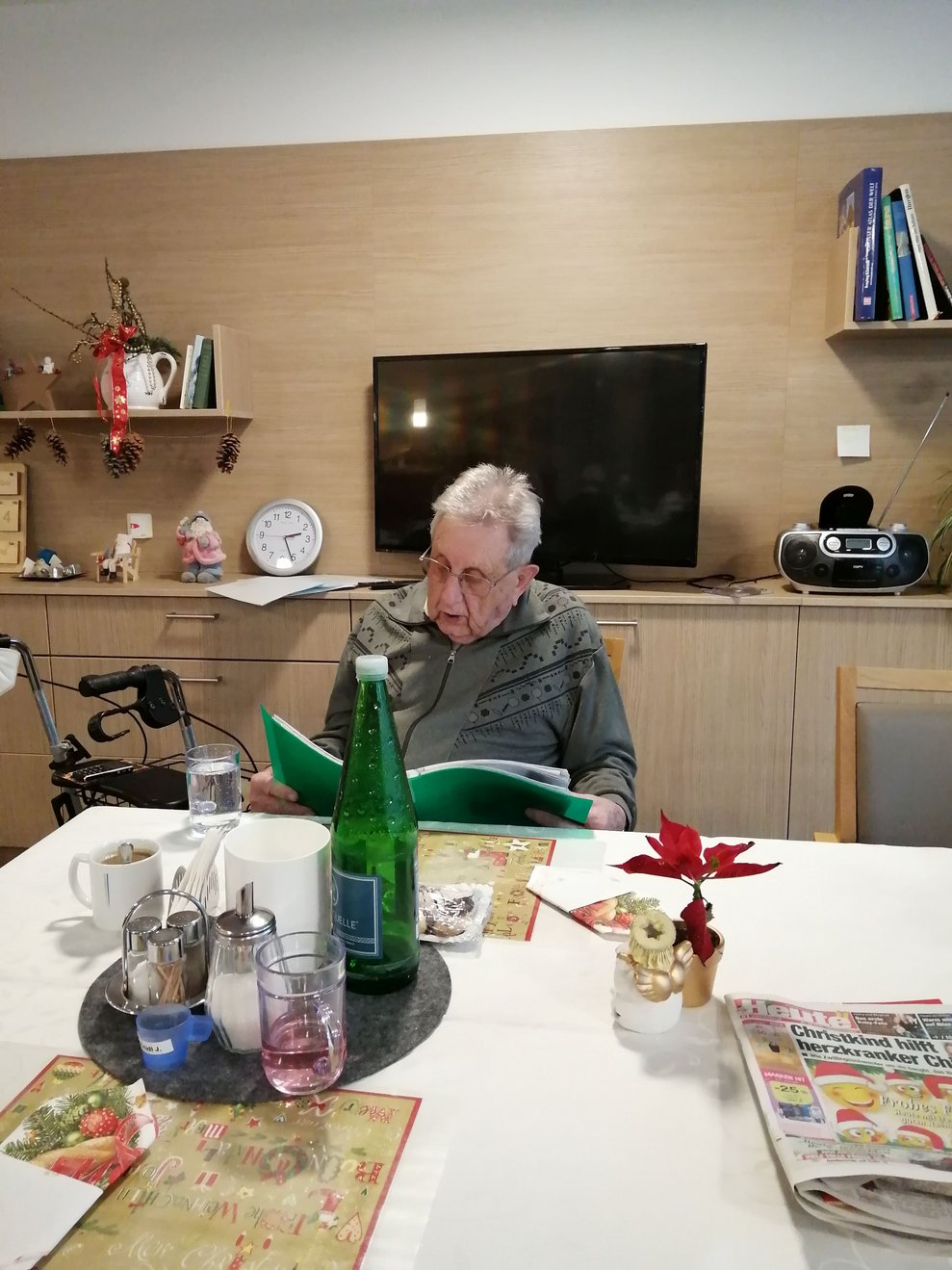 Bewohner beim Geschichten vorlesen
