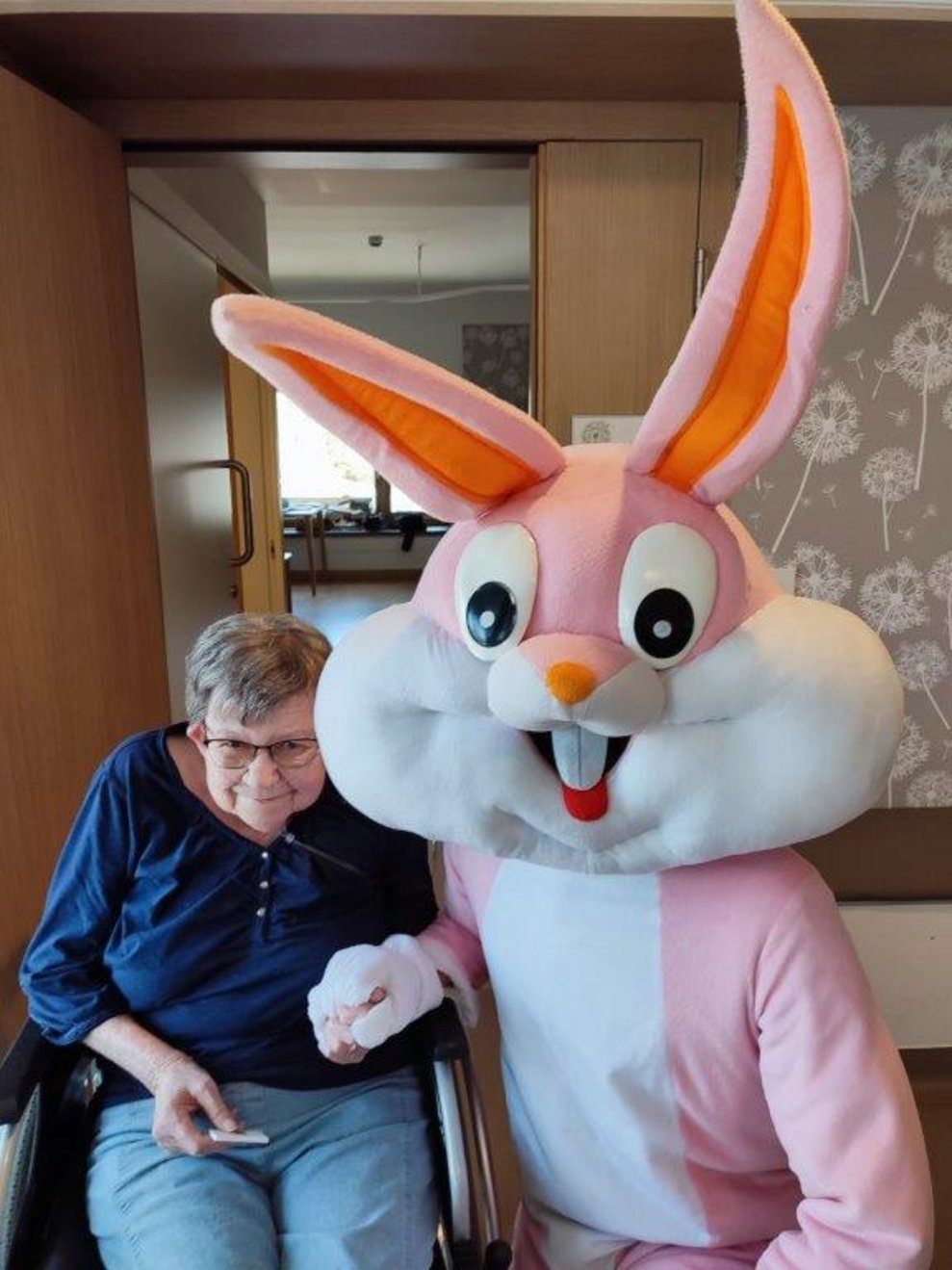 Bewohnerin mit Osterhase
