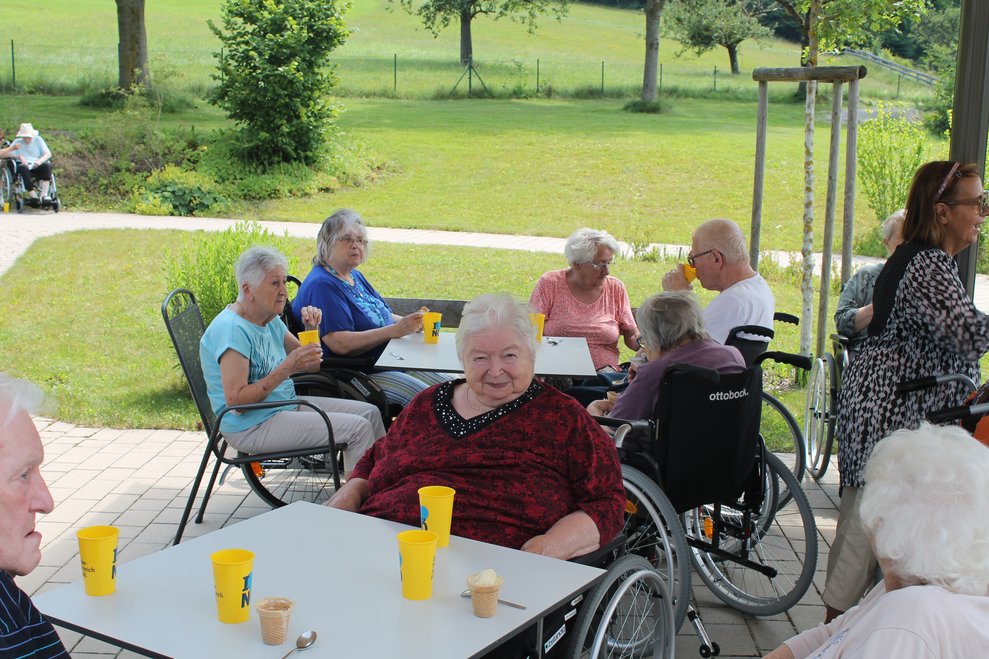 Eis essen im Garten