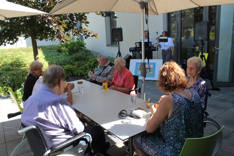 Eis essen im Cafeteria Garten 2025