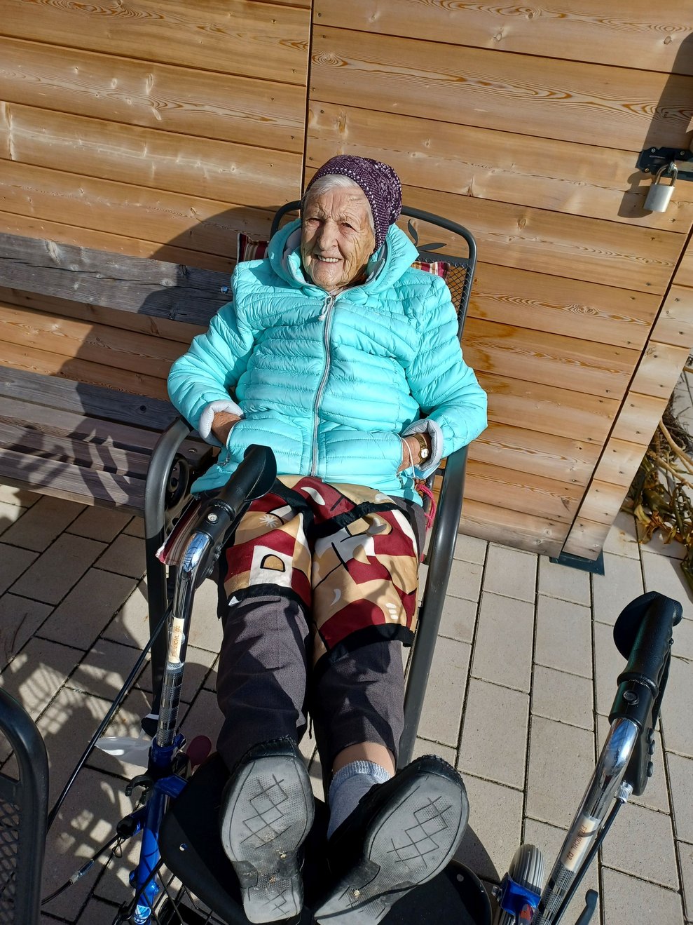 Bewohnerin beim Relaxen in der Sonne.