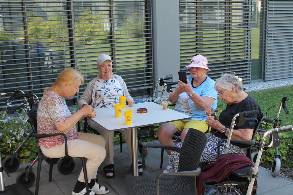 Eis essen im Cafeteria Garten 2025