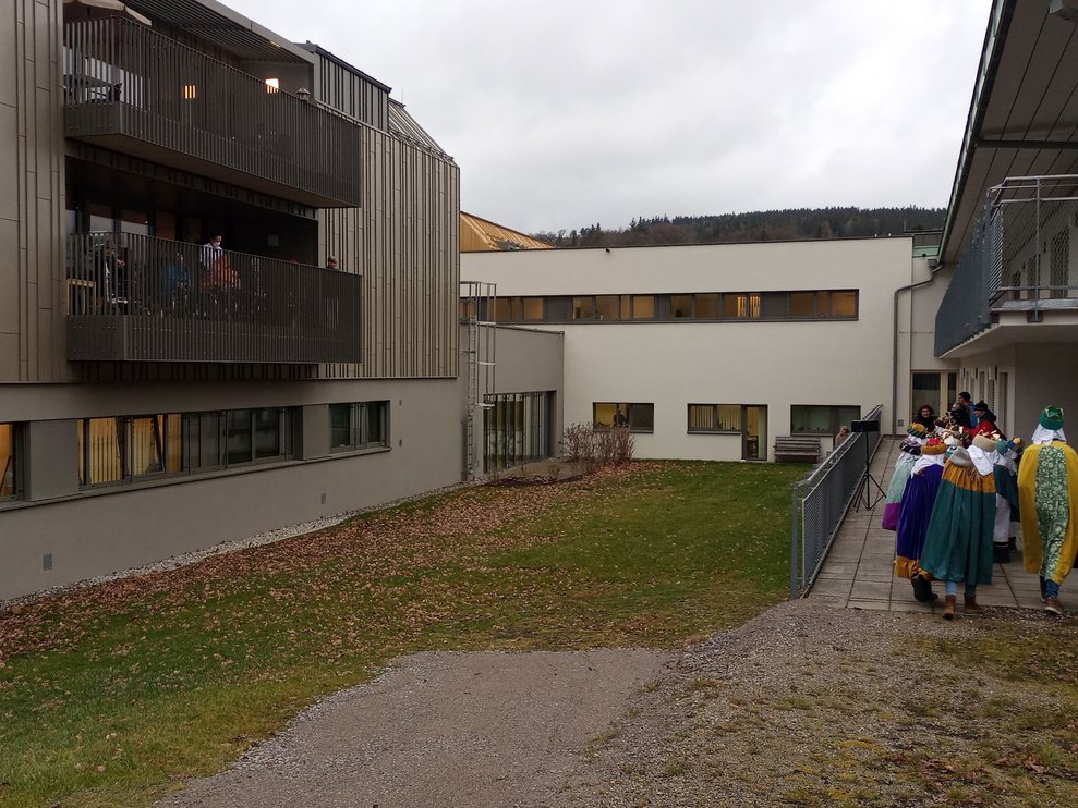 Sternsinger vor dem Balkon der BewohnerInnen