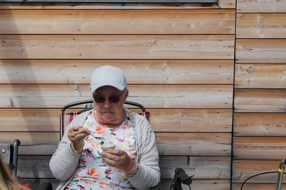 Eis essen im Garten