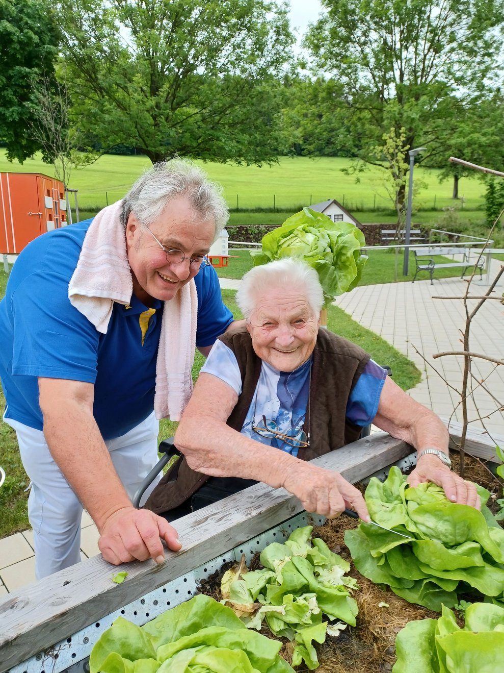 Frau mit Mann beim Hochbeet