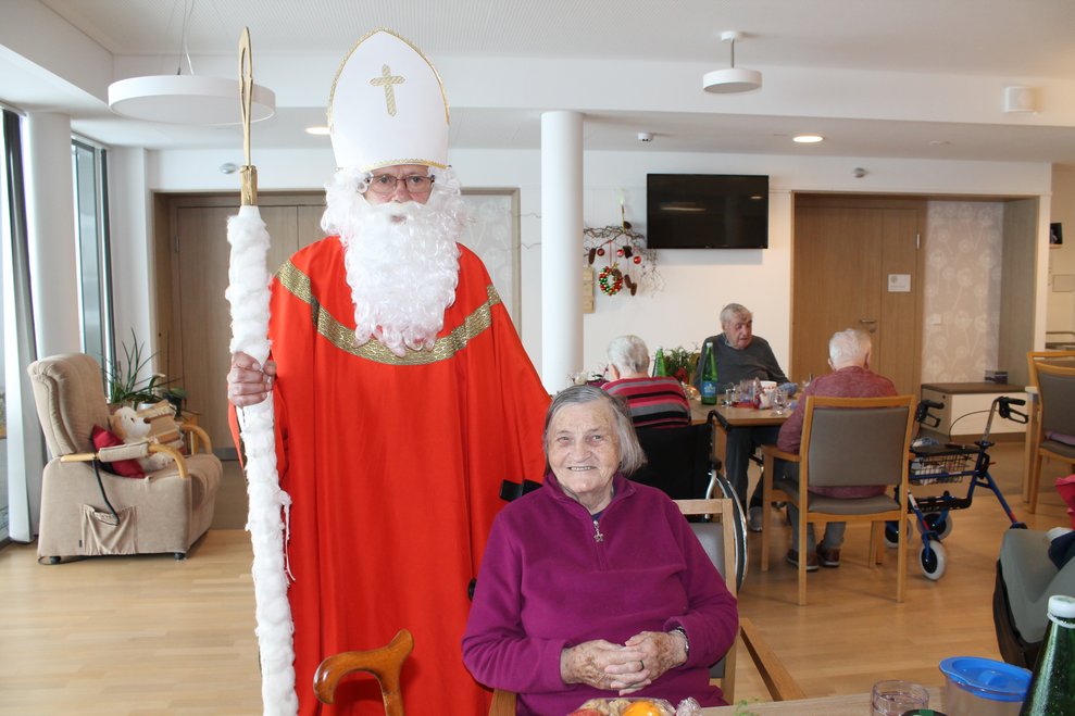 Nikolaus mit Bewohner