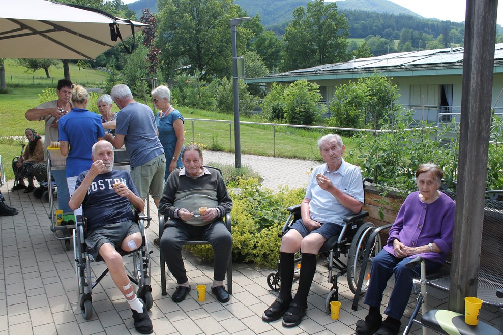Eis essen im Garten