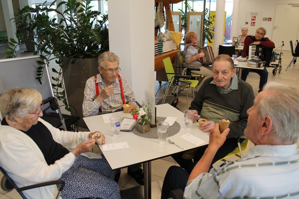 Eis essen in der Aula 2025