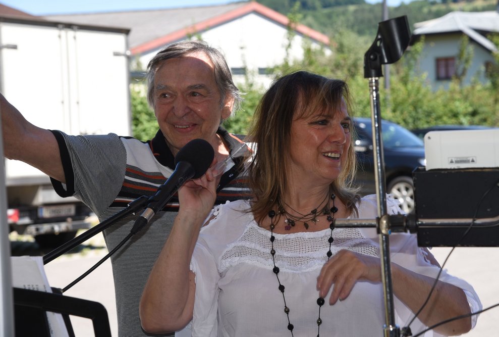 Eine Musikerin und ein Musiker.