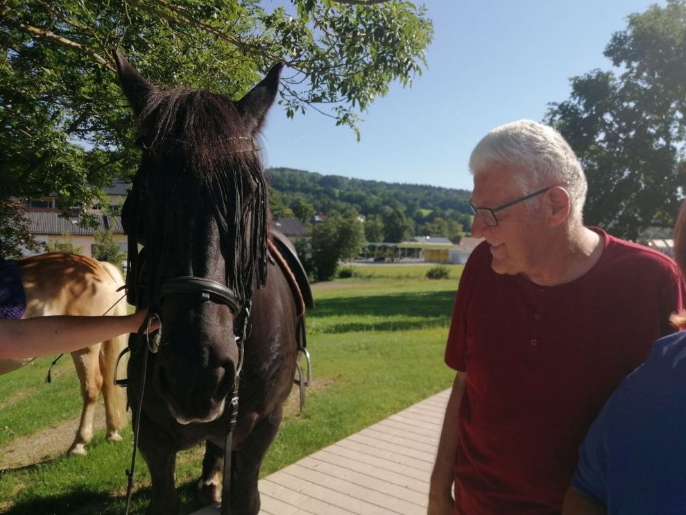Ein Bewohner und ein Pferd.