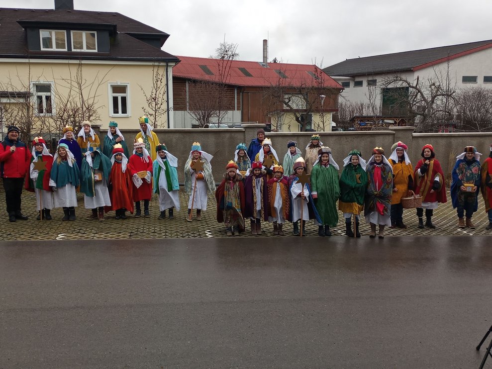 Junge Sternsinger vor dem Haus