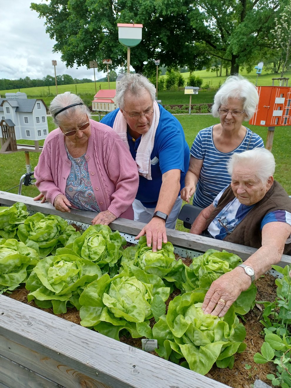 4 Personen beim Hochbeet